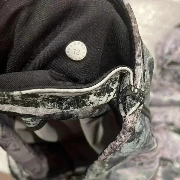 [12] Lululemon Train Times Pant 21”Springscape Multi  / Obsidian - Picture 8 of 9